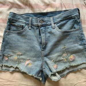 Levi’s denim shorts size 28